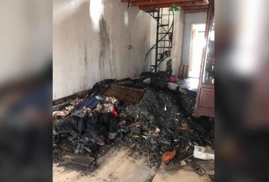 Temporal en Funes: un rayo quemó parte de su casa y ahora necesitan ayuda